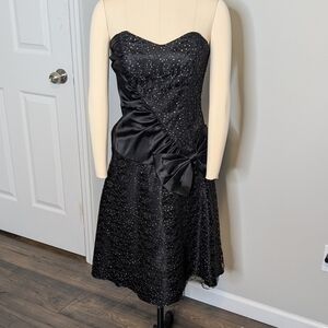 Nuance Vintage Sweatheart Neckline Strapless Black Dress with Gold Accents Large